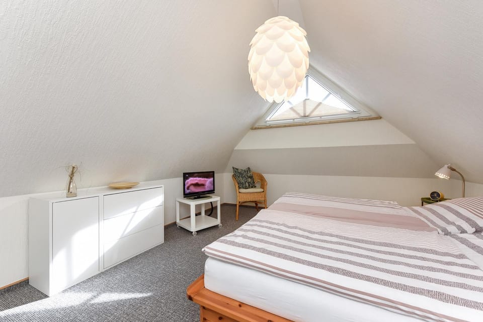 Bed, TV and multimedia, Bedroom