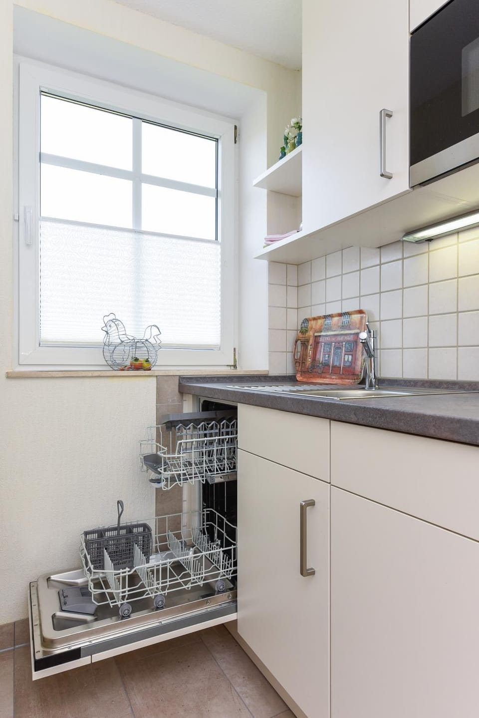 Kitchen or kitchenette, dishwasher