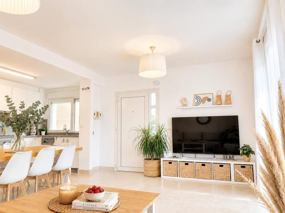 TV and multimedia, Kitchen or kitchenette, Living room, Seating area, Dining area