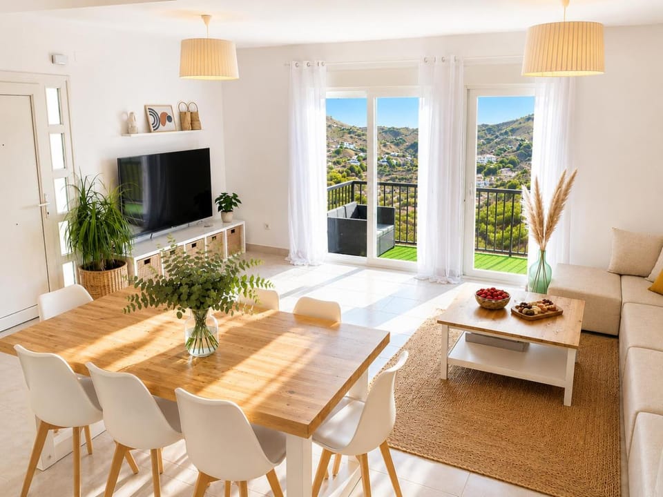 Communal lounge/ TV room, Natural landscape, TV and multimedia, Living room, Seating area, Dining area, Mountain view