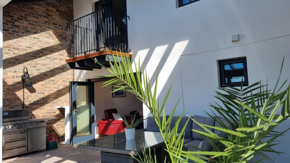 Property building, Patio, Balcony/Terrace