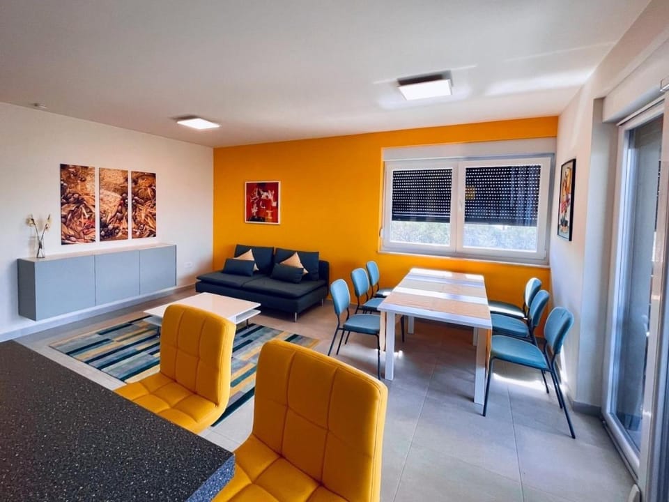 Geschmacksvolle Ferienwohnung mit Pool nur 60 m vom Strand für bis 5 Personen Apartment in Šibenik-Knin County, Croatia