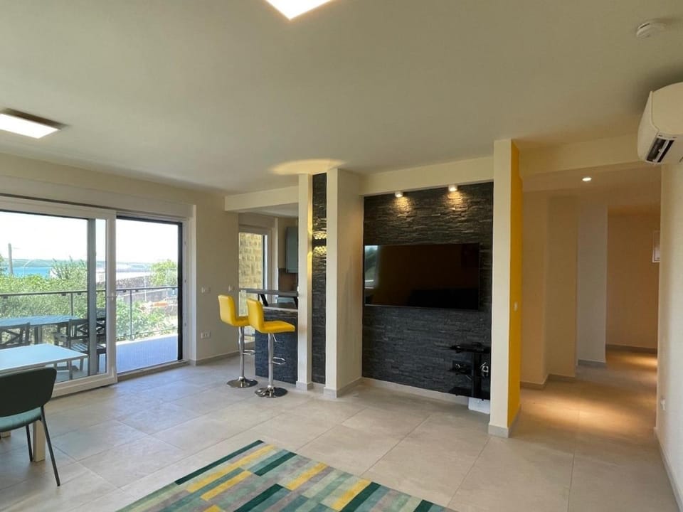 Geschmacksvolle Ferienwohnung mit Pool nur 60 m vom Strand für bis 5 Personen Apartment in Šibenik-Knin County, Croatia