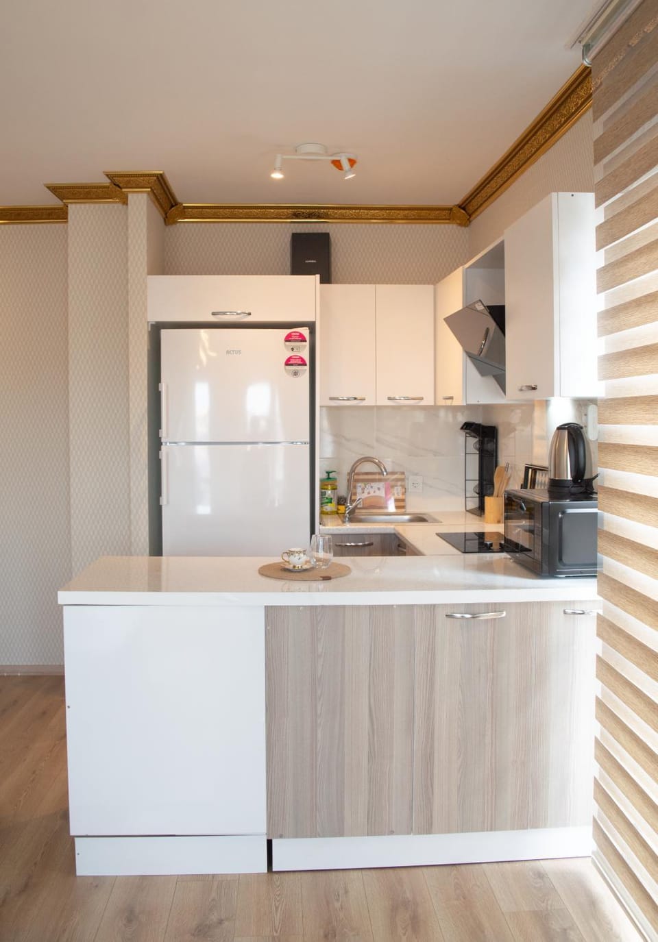 Coffee/tea facilities, Kitchen or kitchenette, oven, stove