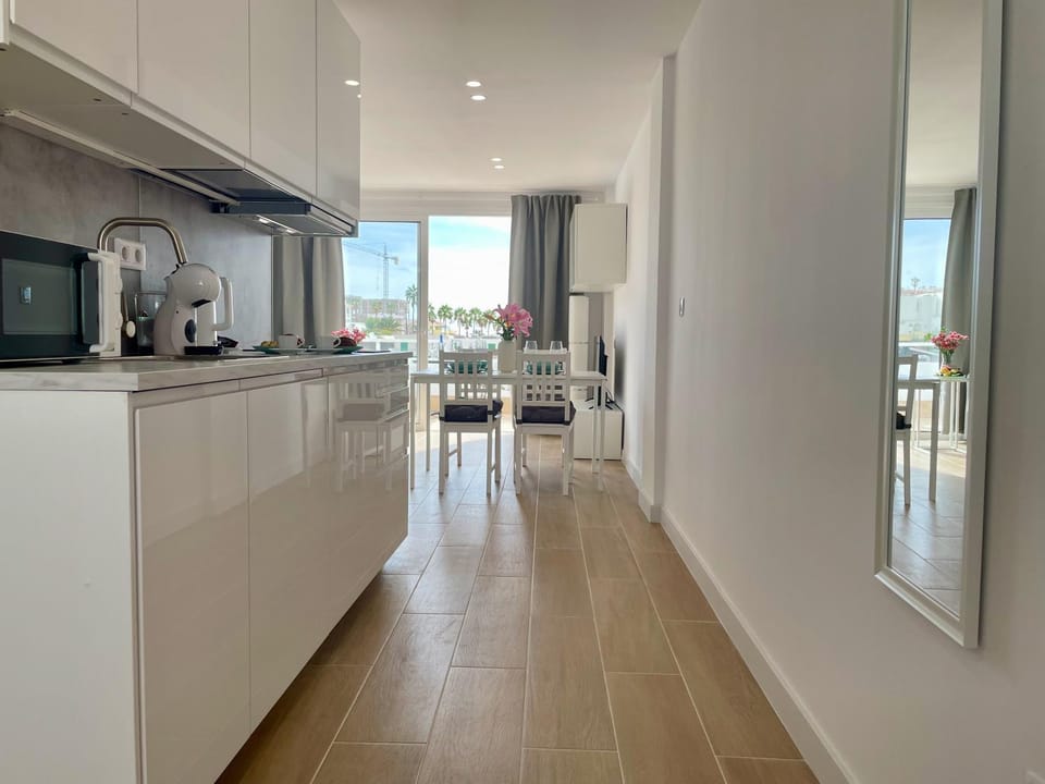 Kitchen or kitchenette, dishwasher, minibar, stove