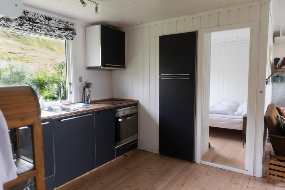 Bedroom, kitchen