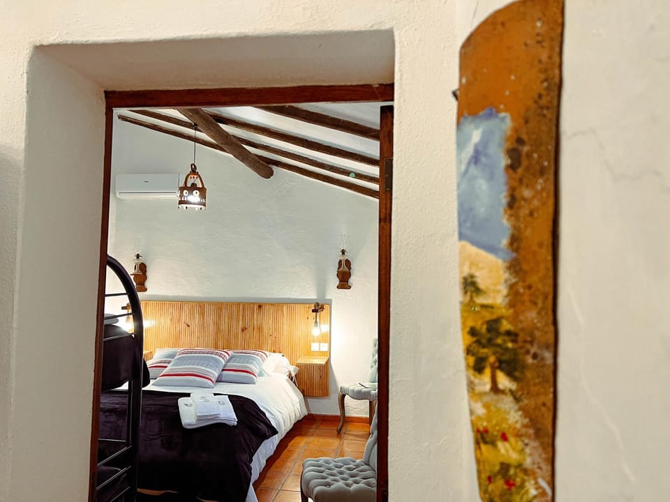 Bed, Photo of the whole room, Decorative detail, Bedroom, Internal: Not applicable to any particular room
