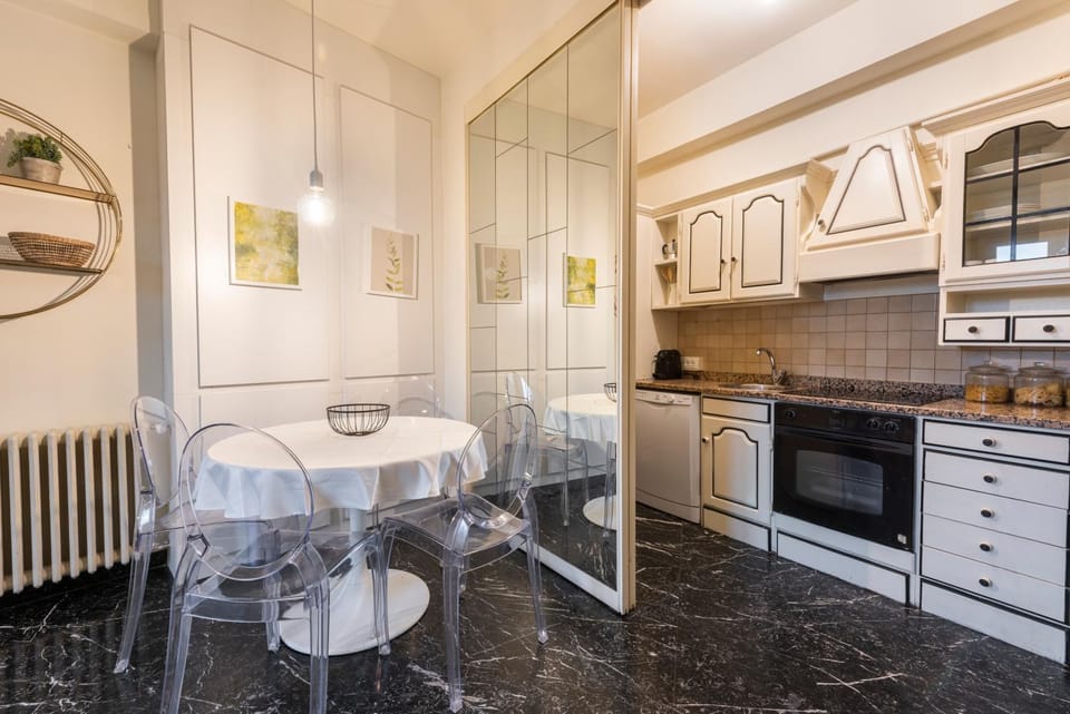 Kitchen or kitchenette, Dining area, dishwasher, pet friendly, stove