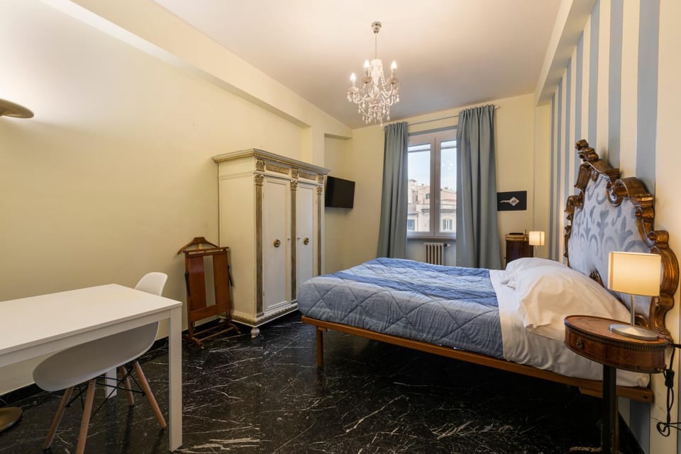 Bed, TV and multimedia, Photo of the whole room, Bedroom