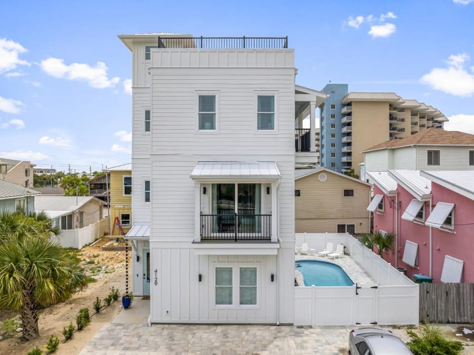 Sunrise Terrace - Pool - Beach Access - Rooftop Deck House in Lower Grand Lagoon