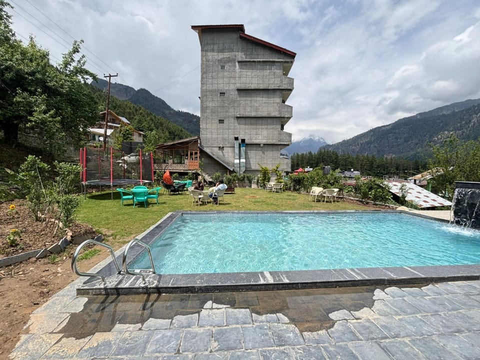 Swimming pool