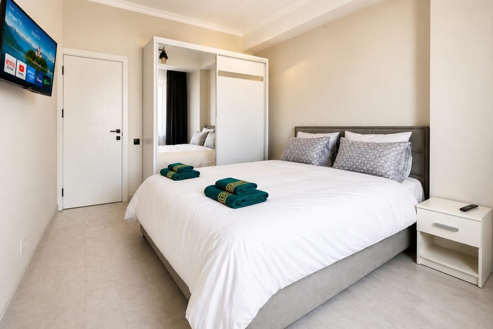 Bedroom, towels