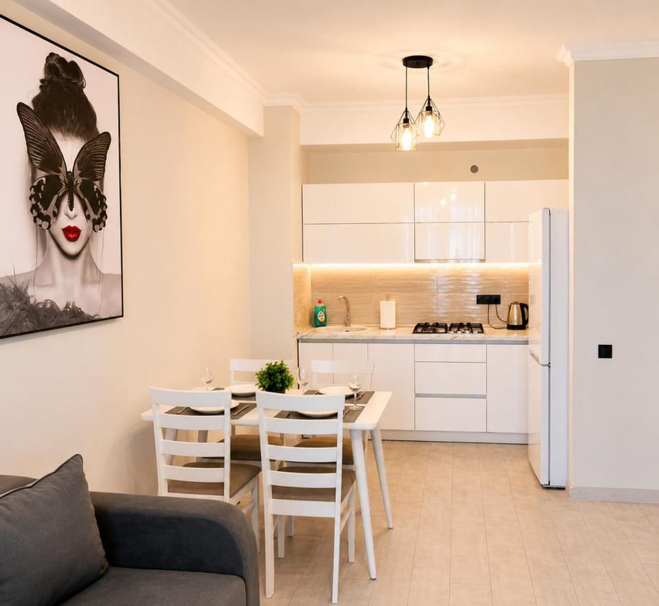 Kitchen or kitchenette, Seating area, Dining area, stove