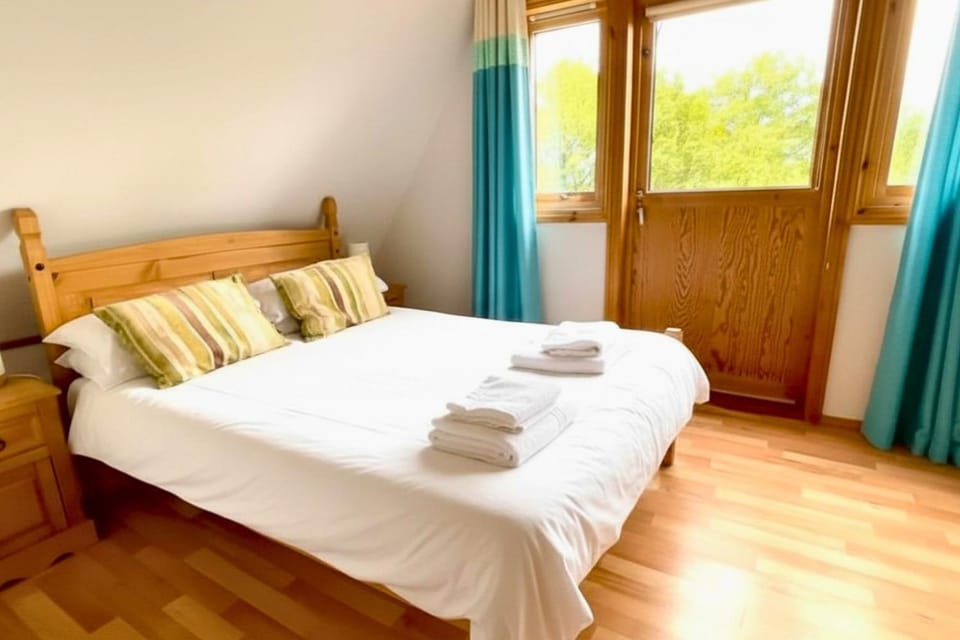 Bed, Photo of the whole room, Bedroom, towels