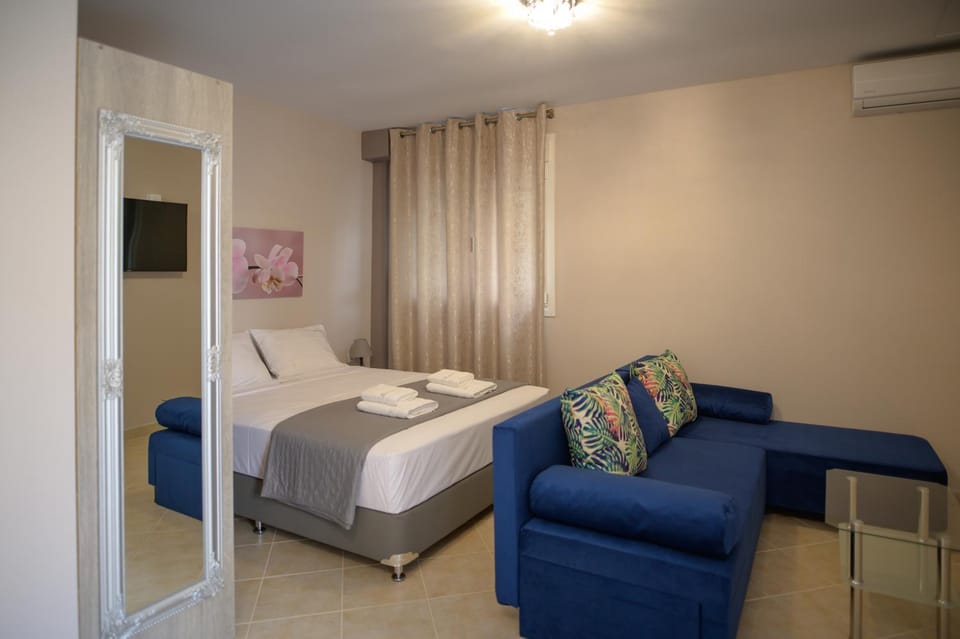 Bed, Living room, Photo of the whole room, Seating area, Bedroom, towels, air conditioner