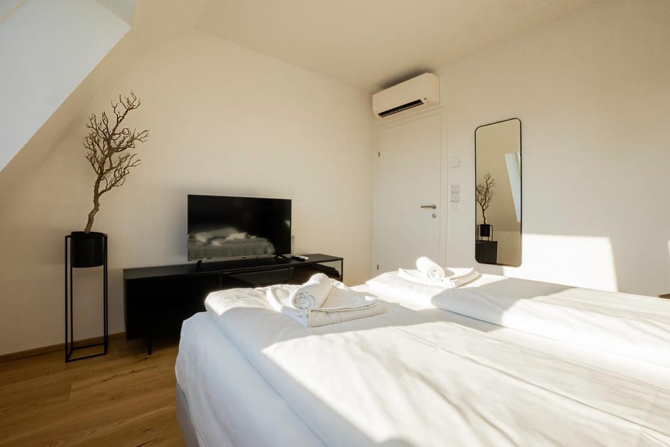 Bed, TV and multimedia, Bedroom, air conditioner
