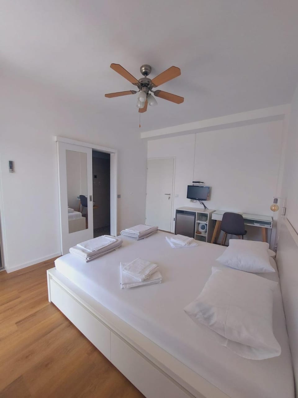 Bed, Photo of the whole room, Bedroom, towels
