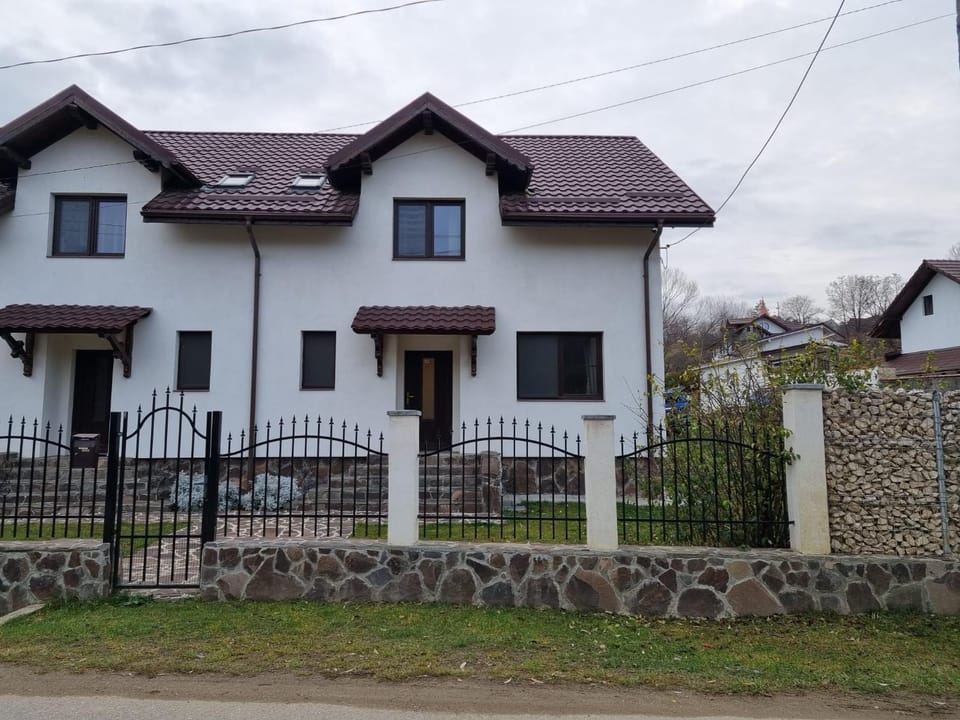 Casa din vale House in Brașov County