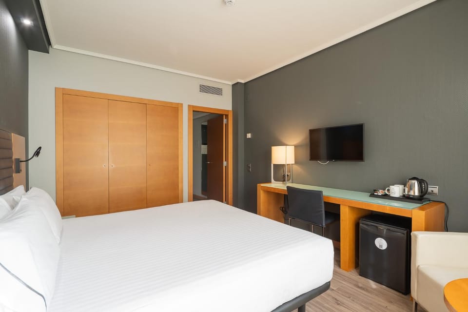 Bed, Bedroom, minibar, wardrobe