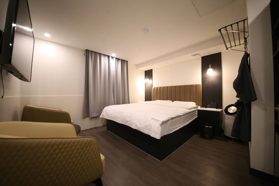 Bed, TV and multimedia, Seating area, Bedroom