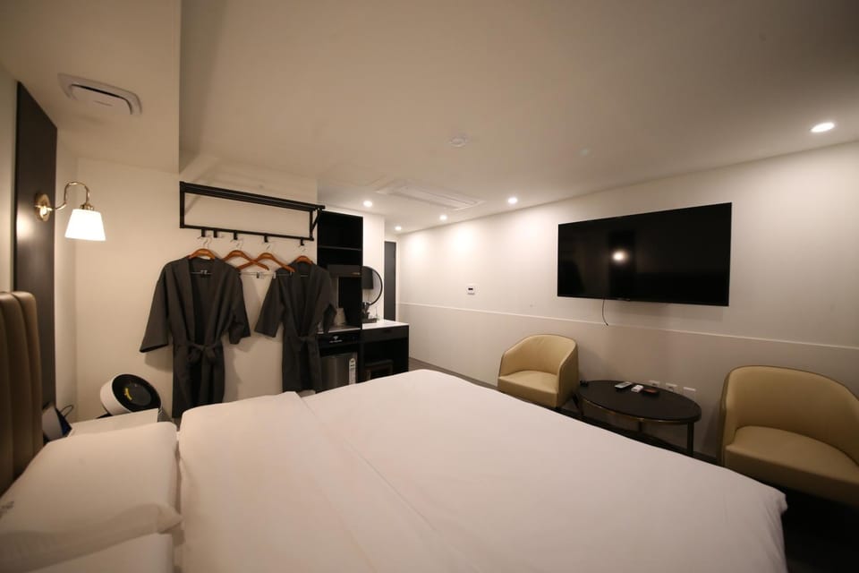 Bed, TV and multimedia, Bedroom