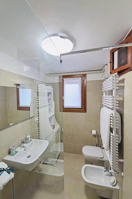 Shower, Toilet, Bathroom, bidet, towels