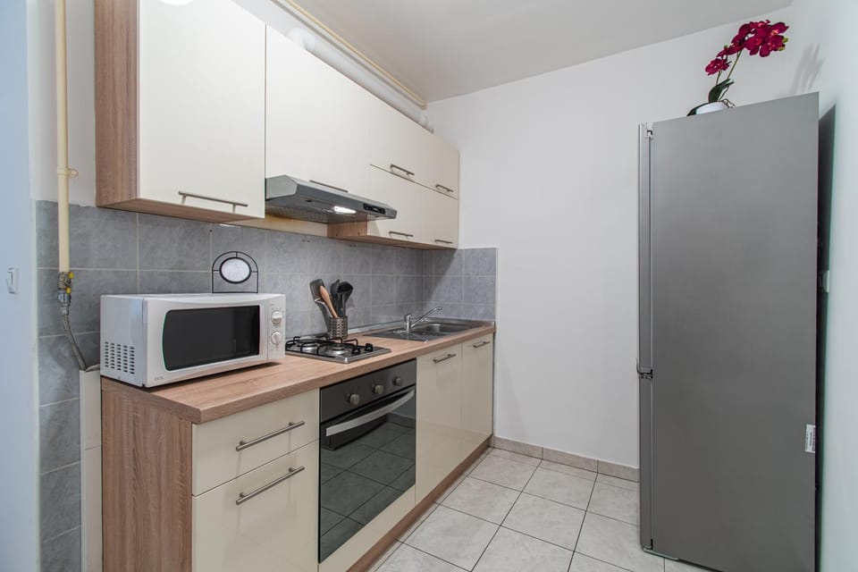 Kitchen or kitchenette, microwave, oven, stove