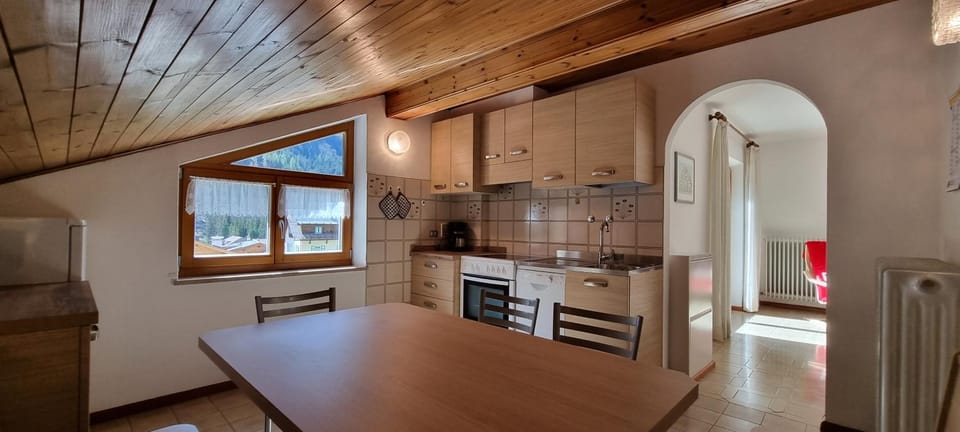 Kitchen or kitchenette, Dining area, dishwasher, minibar, pet friendly, stove