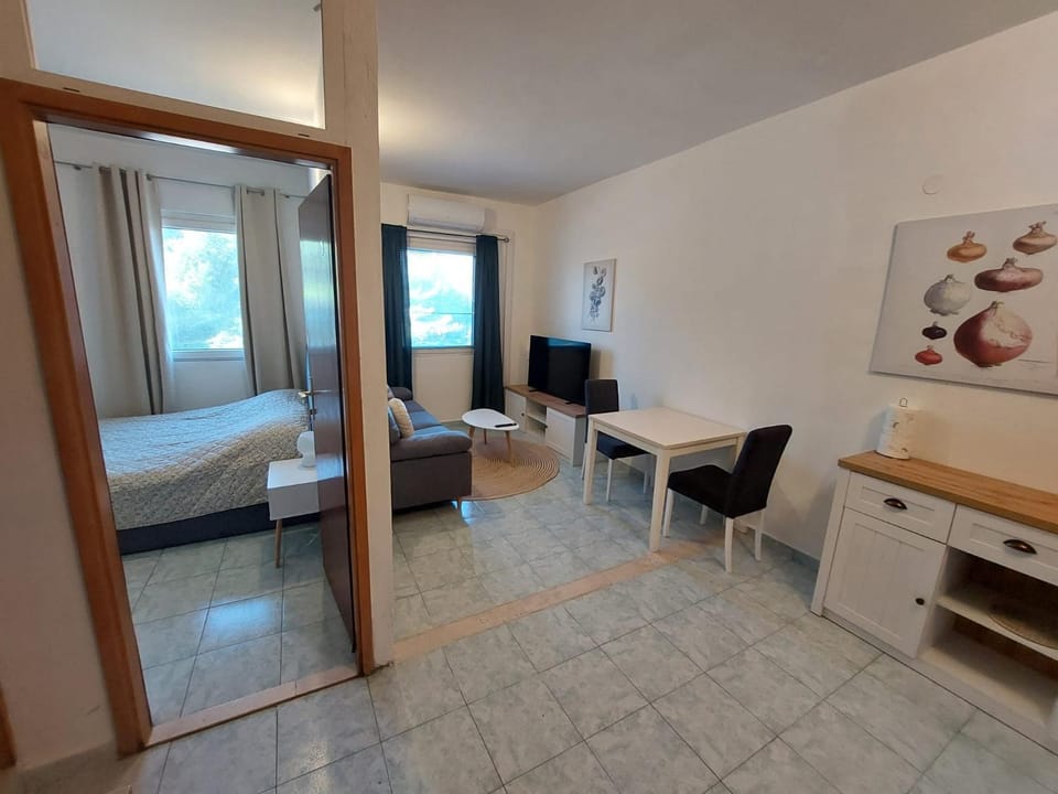 Bed, TV and multimedia, Living room, Seating area, Dining area, Bedroom
