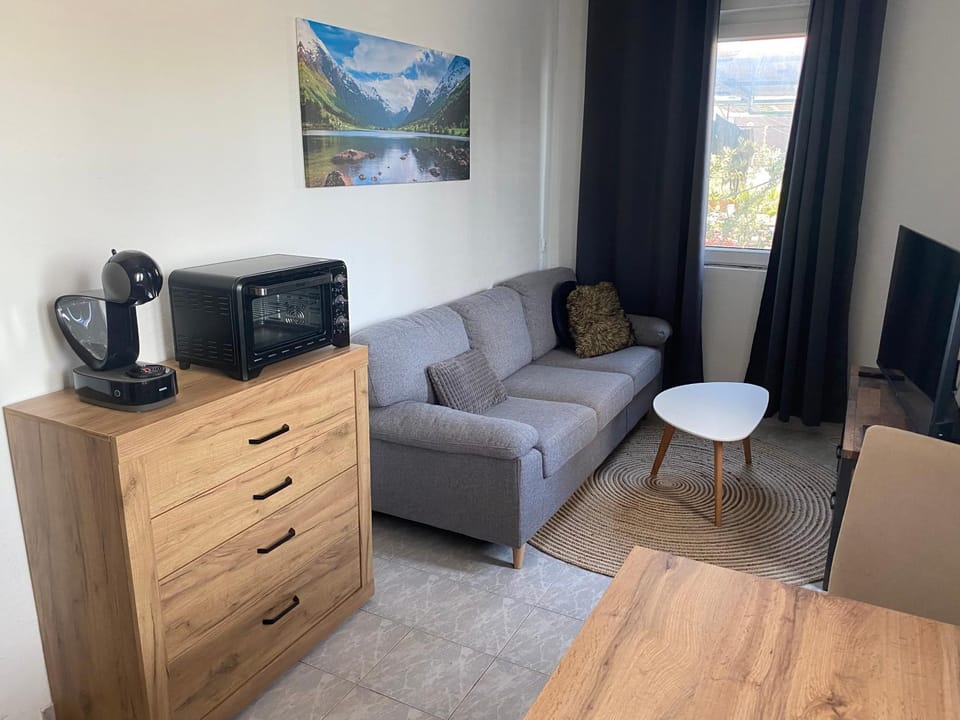 TV and multimedia, Living room, Seating area, Evening entertainment