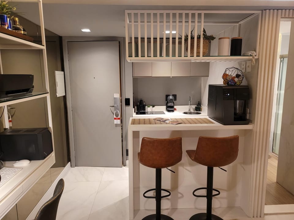 Kitchen or kitchenette, Dining area, minibar, oven, stove