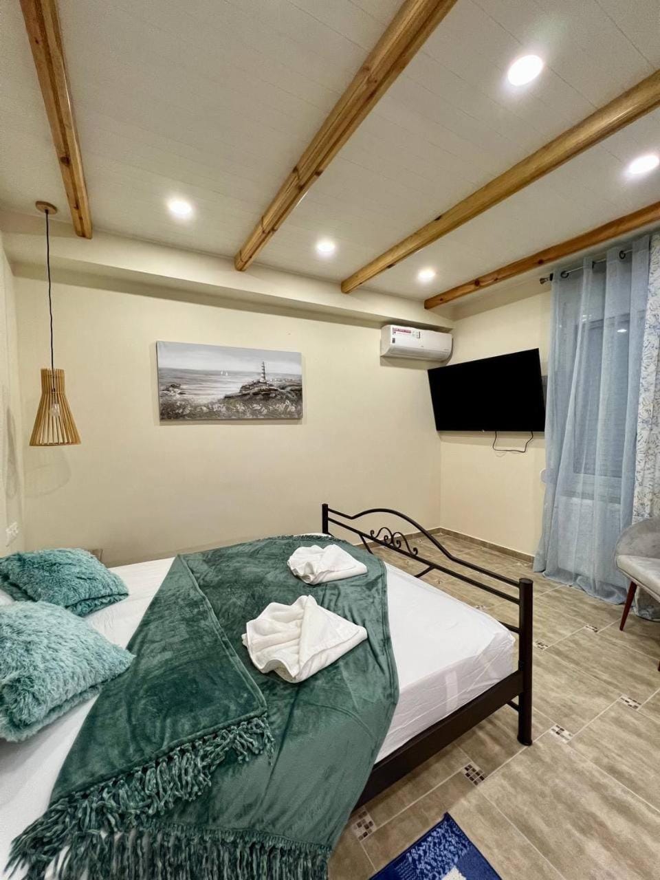 Bed, TV and multimedia, Photo of the whole room