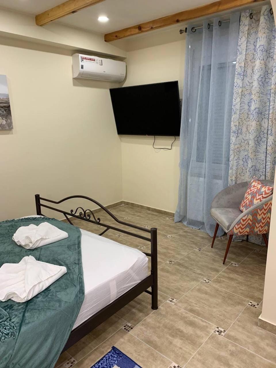 Bed, TV and multimedia, air conditioner