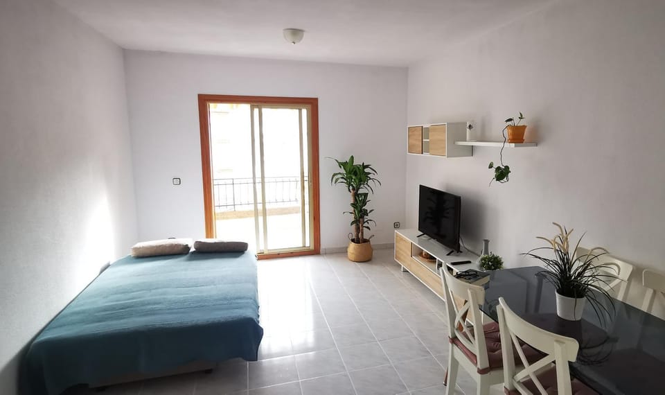 Communal lounge/ TV room, Bed, TV and multimedia, Living room, Bedroom