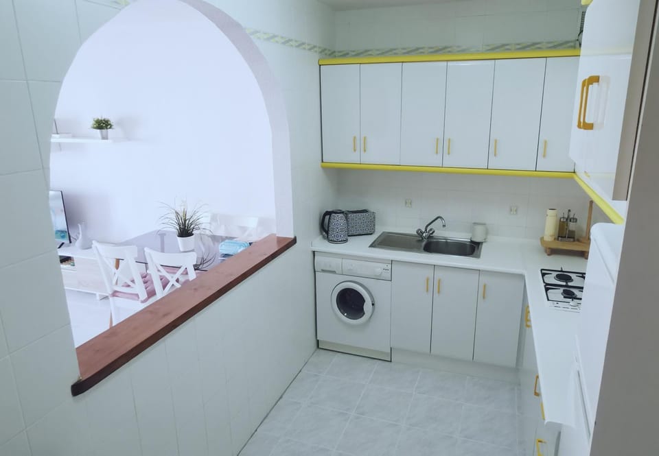 Kitchen or kitchenette, minibar, washing machine