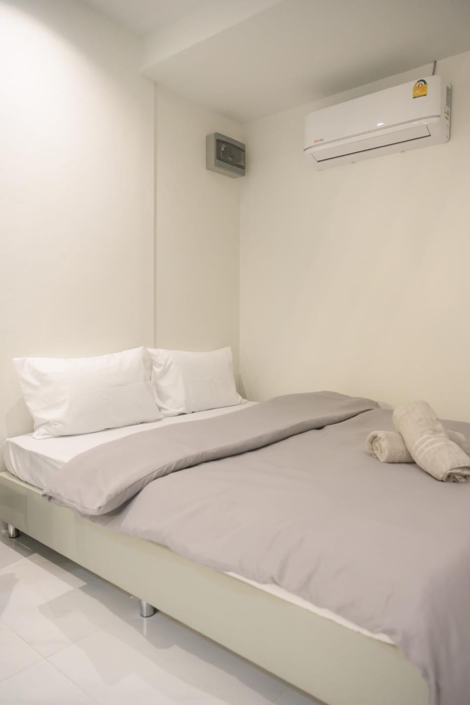 Bed, Photo of the whole room, Bedroom, towels, air conditioner