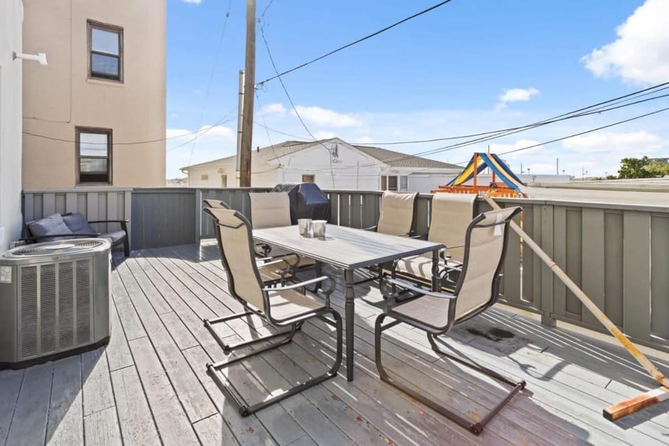 Steps from the Beach Spacious Modern 4BR 2BA Apt Apartment in Ventnor City