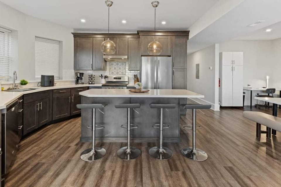 Steps from the Beach Spacious Modern 4BR 2BA Apt Apartment in Ventnor City