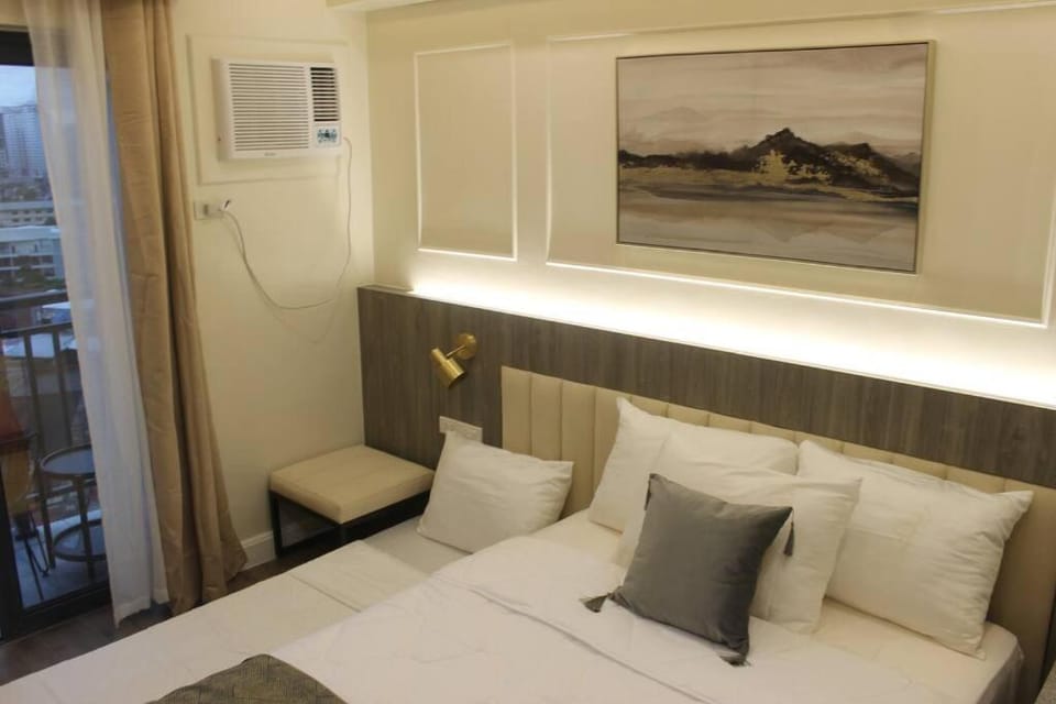 Bed, Seating area, Bedroom, air conditioner