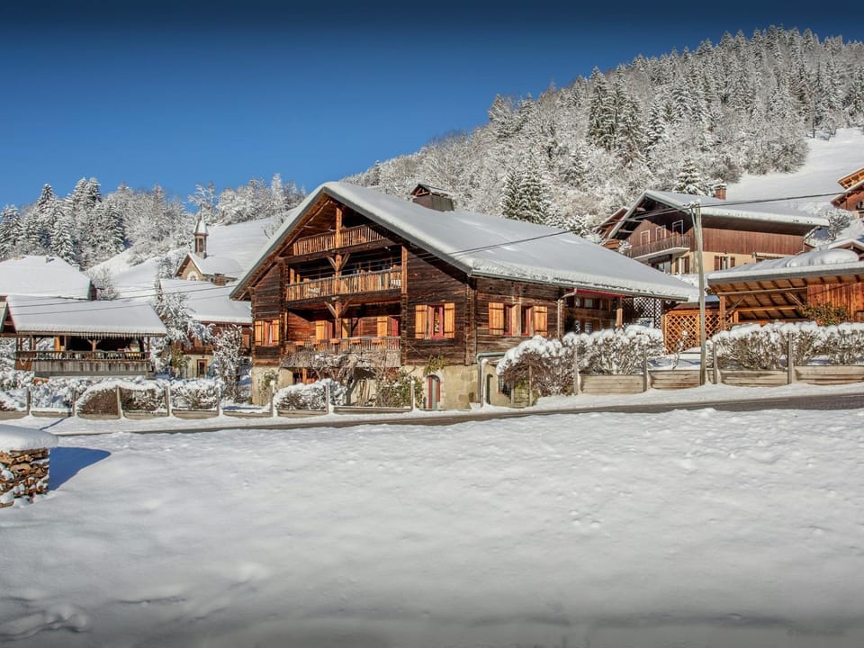 Property building, Day, Natural landscape, Winter, Mountain view