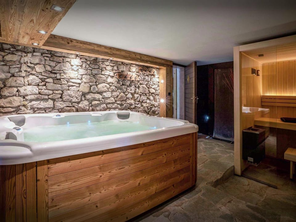 Hot Tub, Sauna, Area and facilities