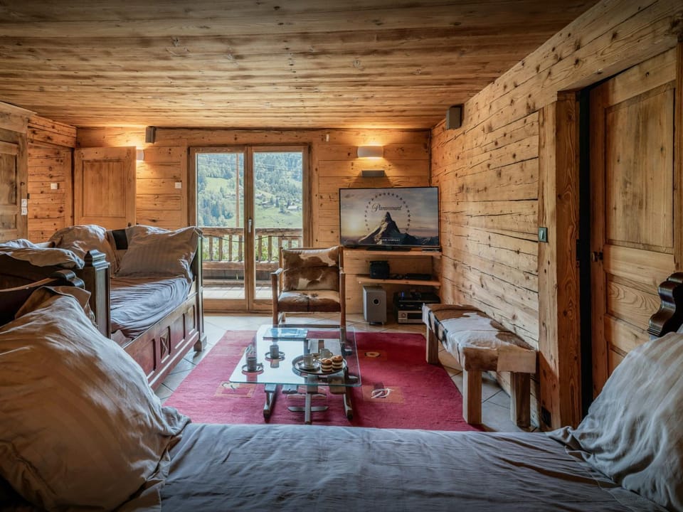 Communal lounge/ TV room, TV and multimedia, Living room, Seating area, Evening entertainment