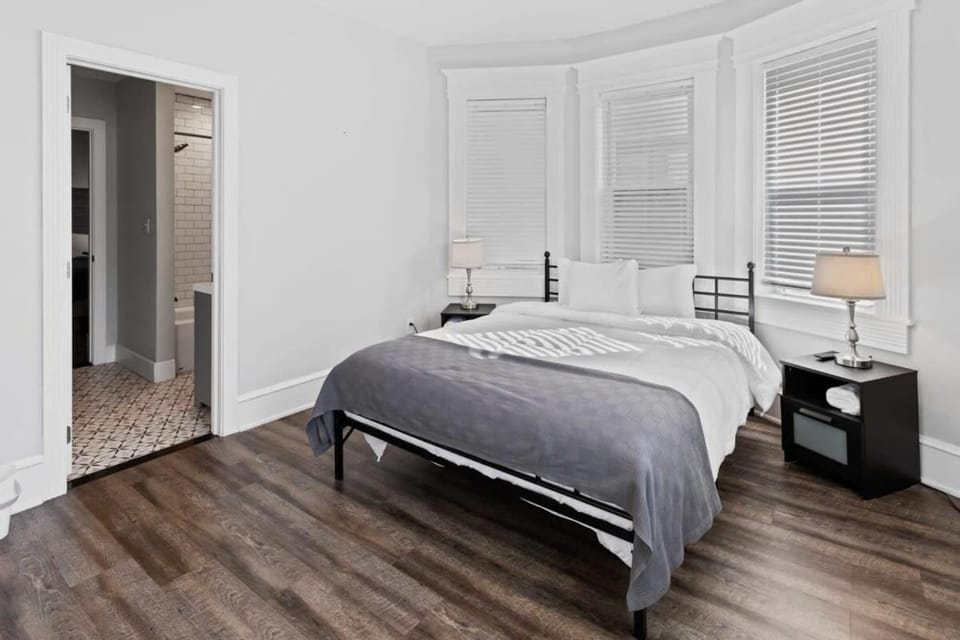 Modern 4BR 2BA Apt Steps to the Beach Open Living Apartment in Ventnor City