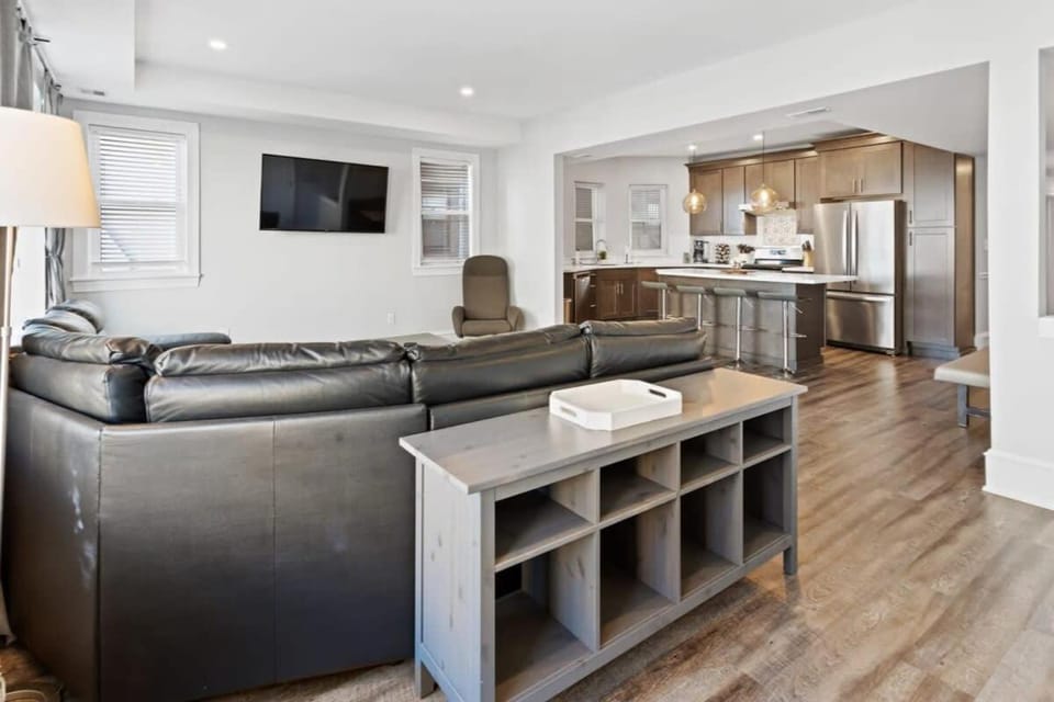 Modern 4BR 2BA Apt Steps to the Beach Open Living Apartment in Ventnor City