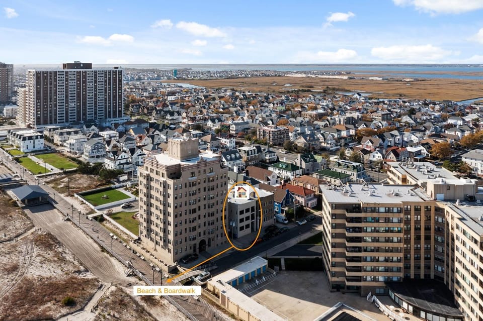Beach Block Modern Penthouse 4BR 2BR Ocean Views Apartment in Ventnor City