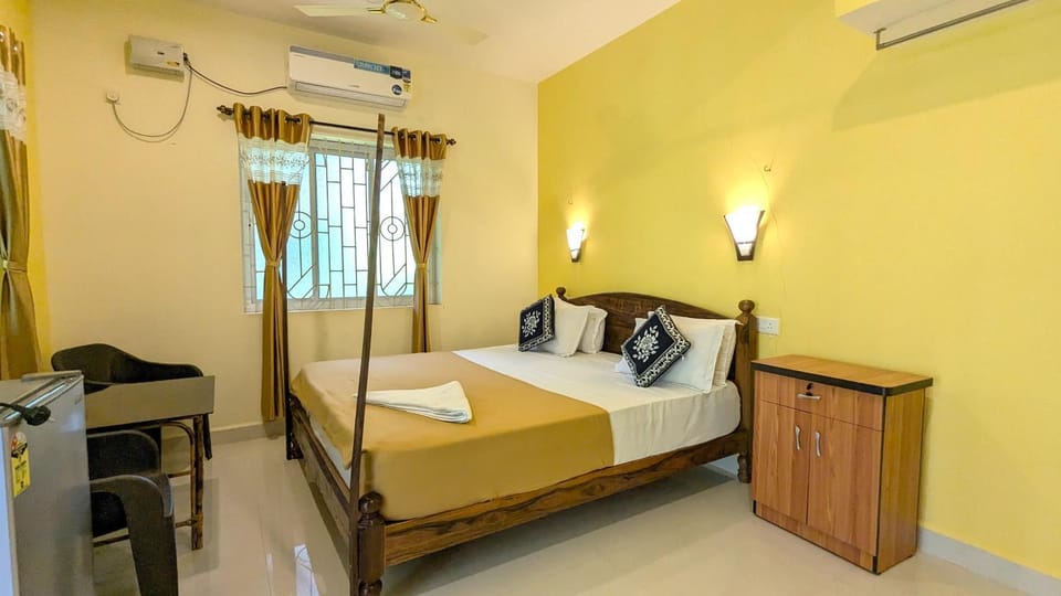 Photo of the whole room, air conditioner