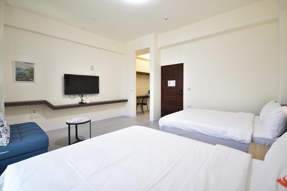 Bed, TV and multimedia, air conditioner