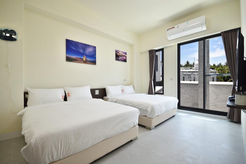 Bed, TV and multimedia, air conditioner