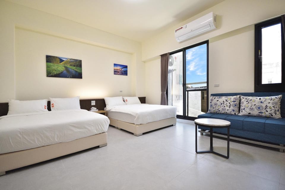 Bed, TV and multimedia, air conditioner
