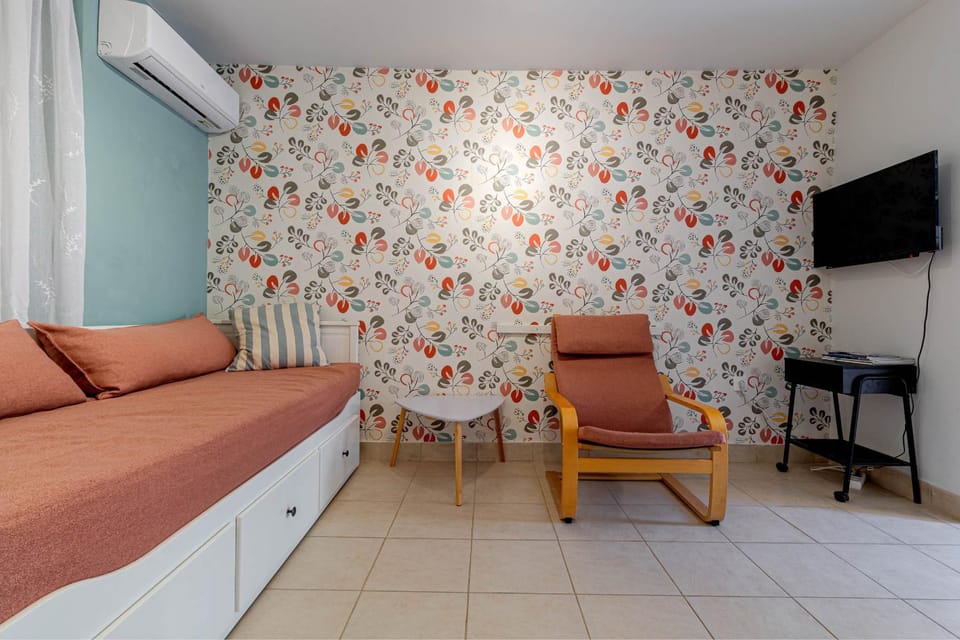 Bed, TV and multimedia, Living room, Photo of the whole room, Seating area, hair dresser